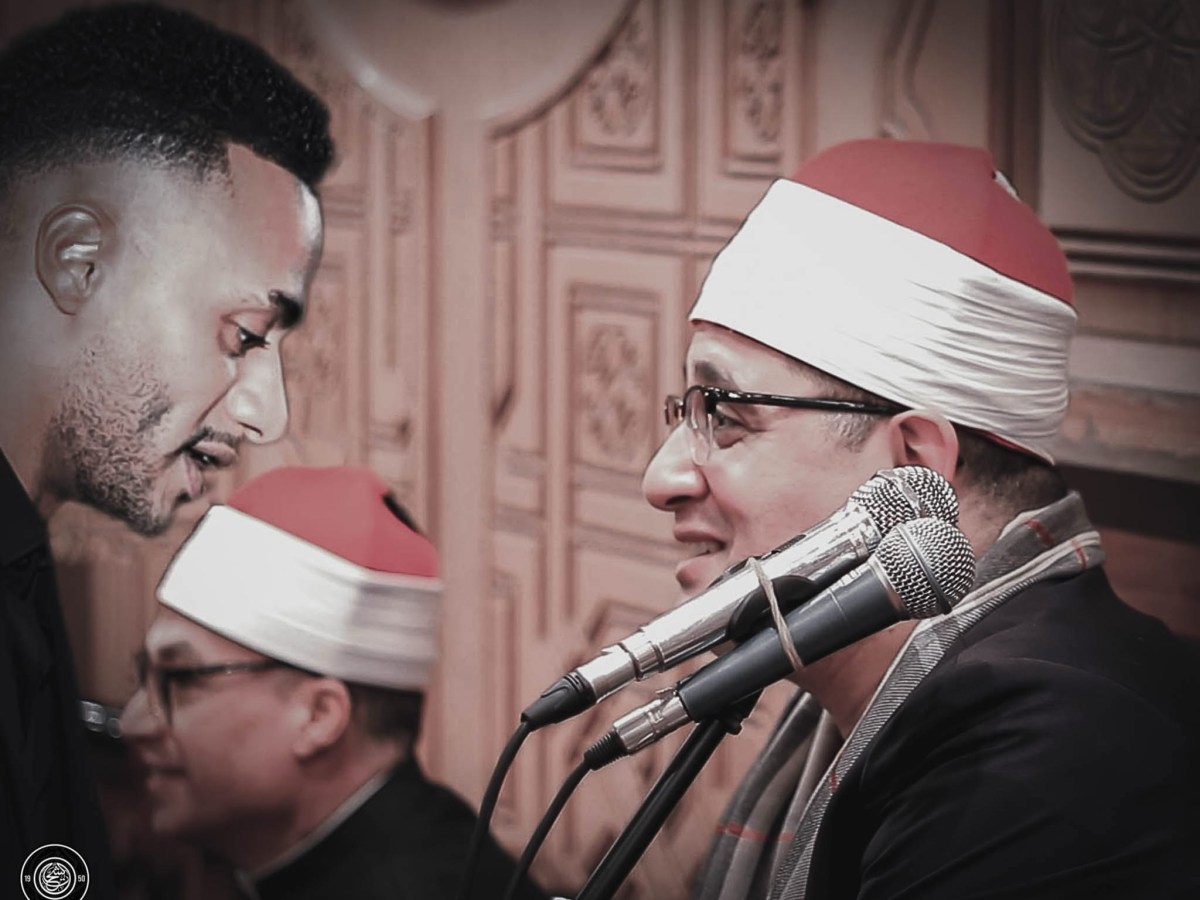 بصوت يلامس الأرواح.. محمود الشحات أنور يحيي عزاء والد محمد&nbsp;رمضان