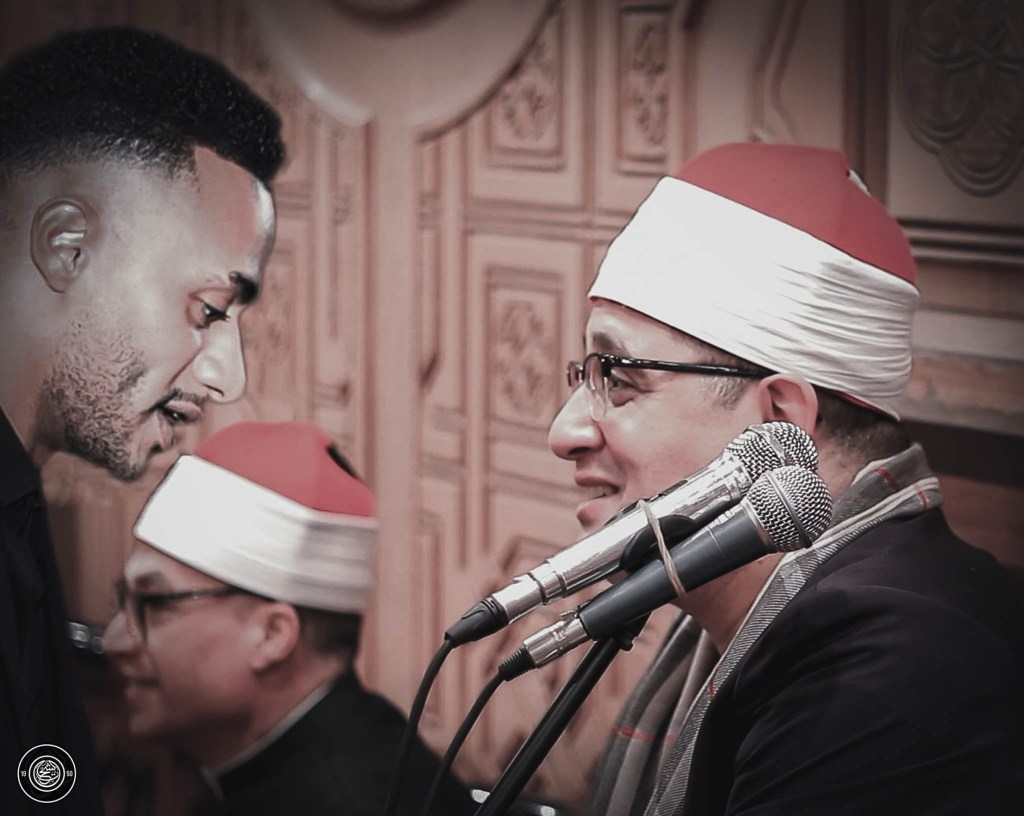 بصوت يلامس الأرواح.. محمود الشحات أنور يحيي عزاء والد محمد رمضان