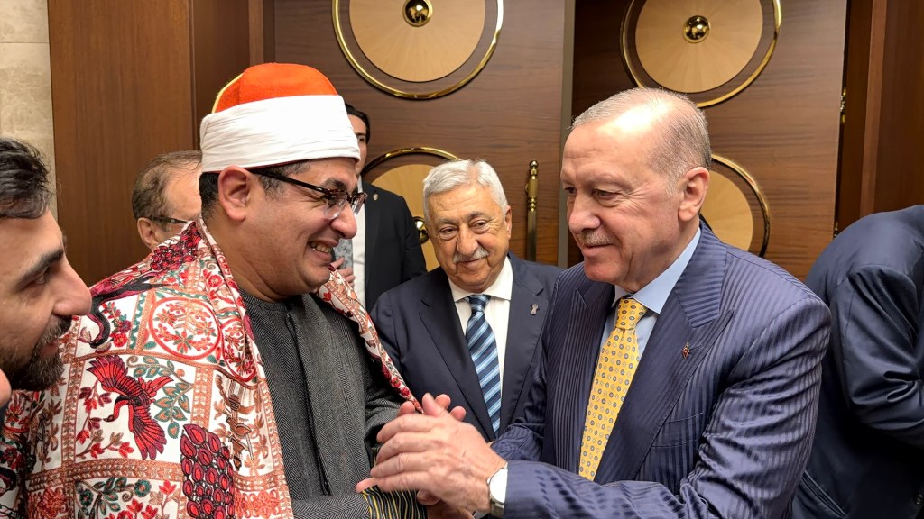 من هو الشيخ محمود الشحات أنور الذي أهداه أروغان ساعة بتوقيعه خلال حفل إفطار رئاسي؟